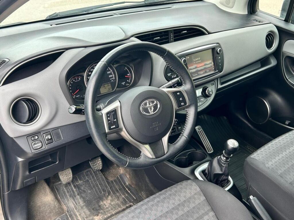 Toyota Yaris 2016 Met. Harmaa