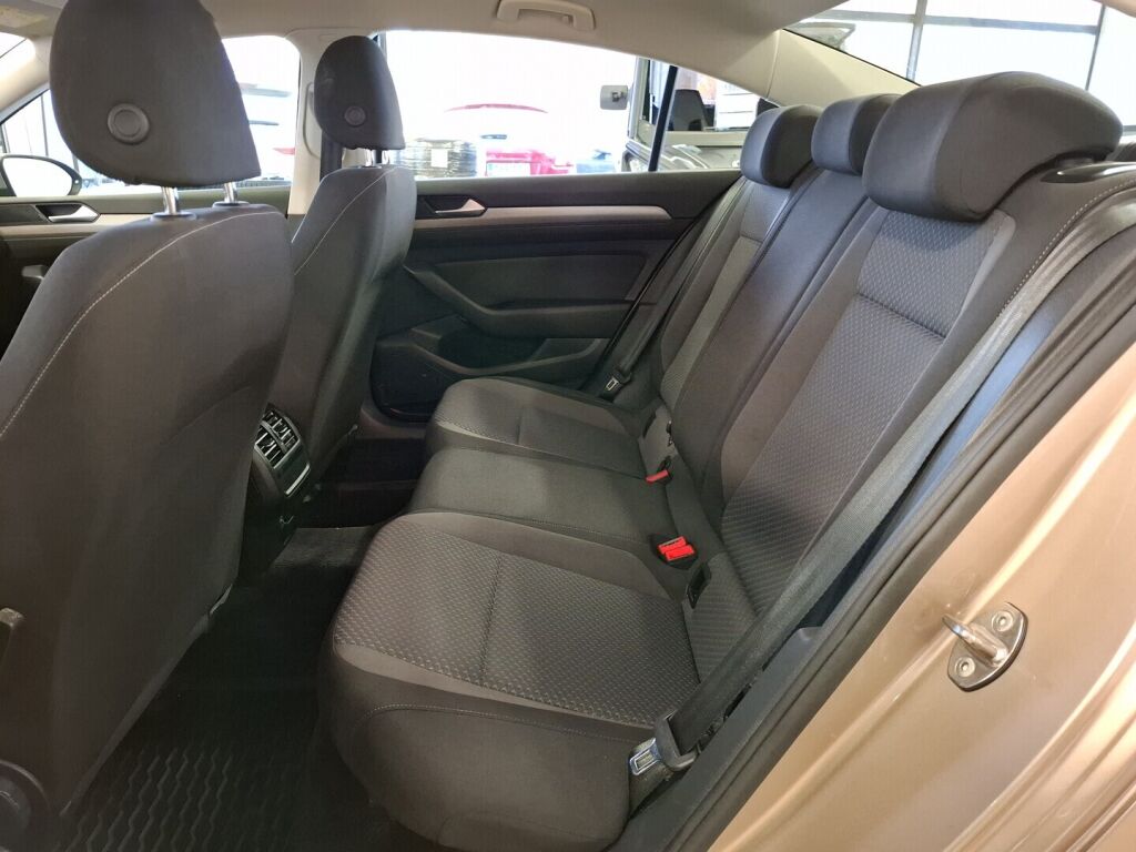 Volkswagen Passat 2017 Keltainen