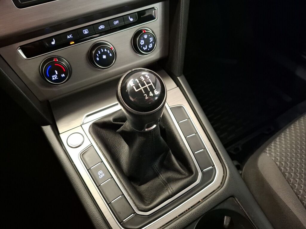 Volkswagen Passat 2017 Keltainen