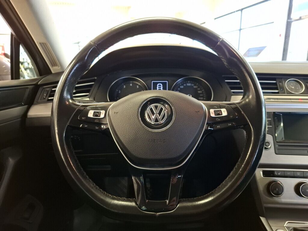 Volkswagen Passat 2017 Keltainen