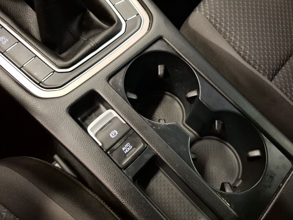 Volkswagen Passat 2017 Keltainen