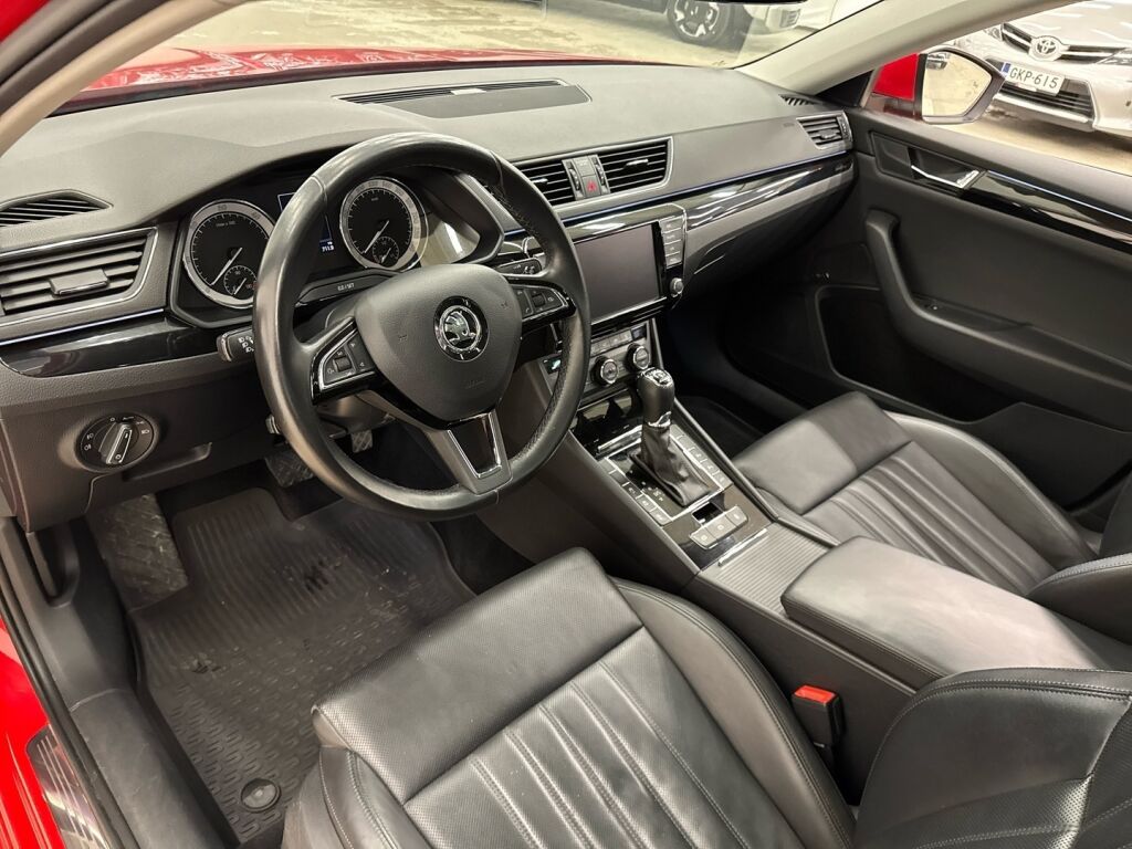 Skoda Superb 2016 Punainen