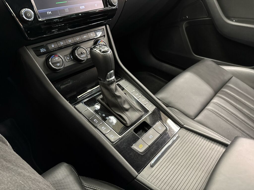 Skoda Superb 2016 Punainen