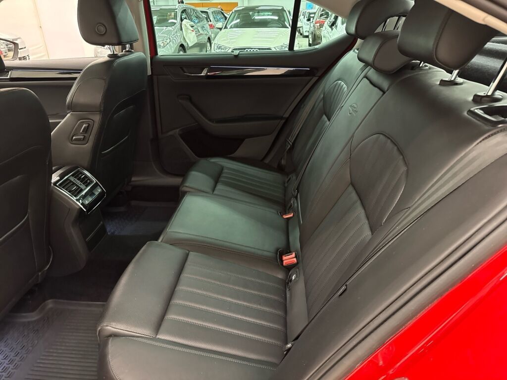 Skoda Superb 2016 Punainen