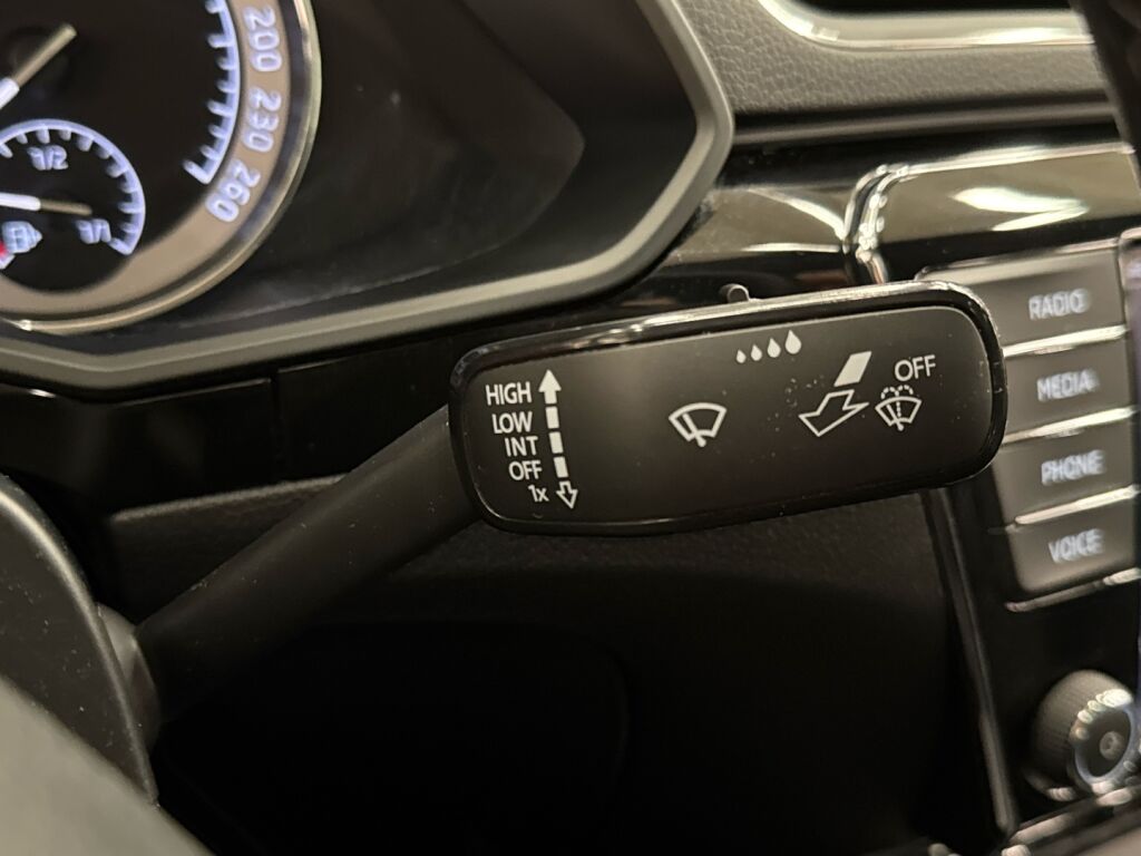 Skoda Superb 2016 Punainen