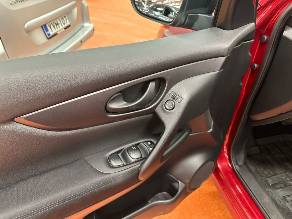 Nissan Qashqai 2016 Punainen