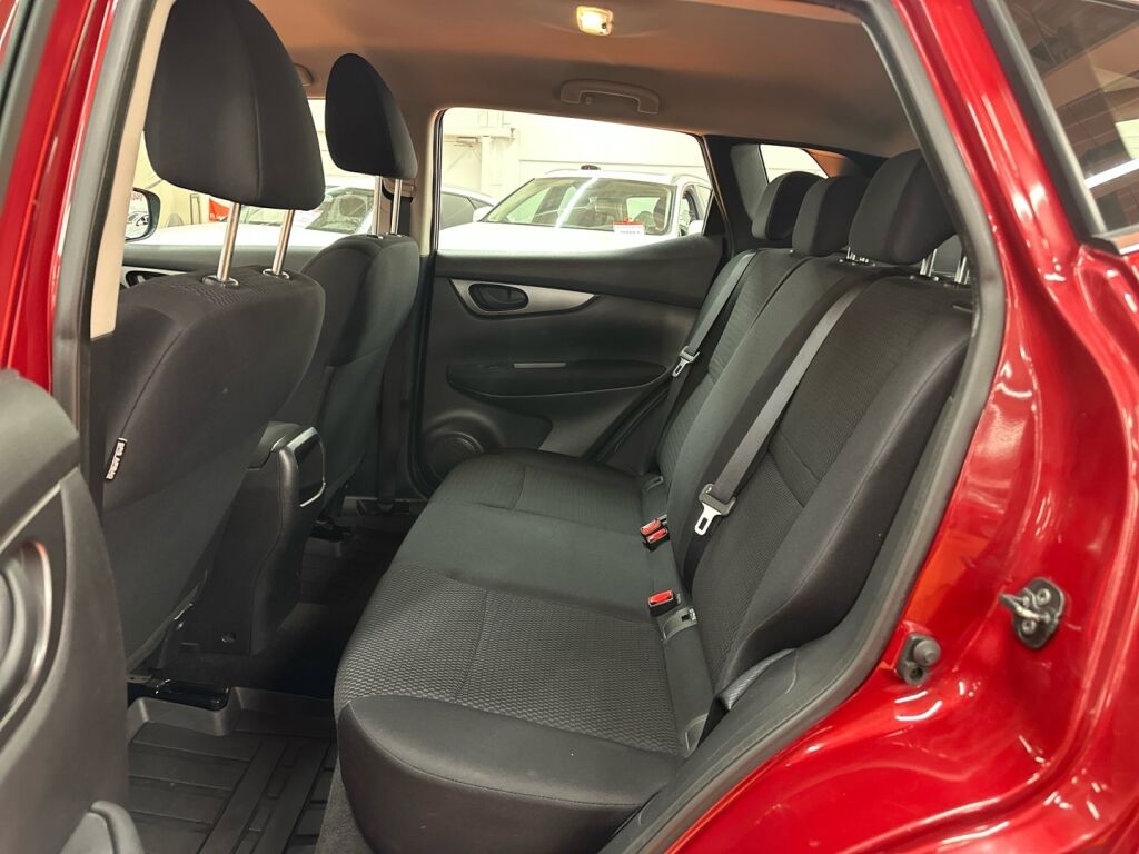 Nissan Qashqai 2016 Punainen