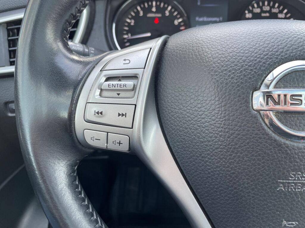 Nissan Qashqai 2016 Punainen