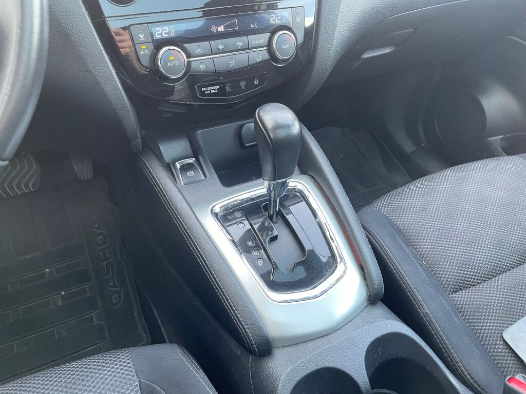 Nissan Qashqai 2016 Punainen