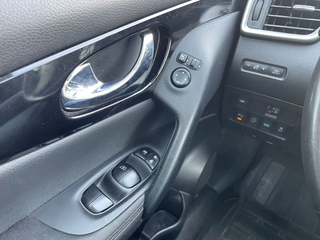 Nissan Qashqai 2016 Punainen