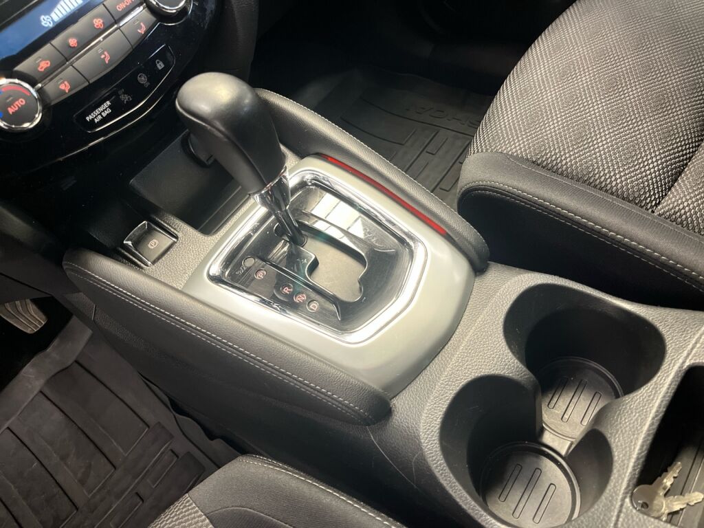 Nissan Qashqai 2016 Punainen