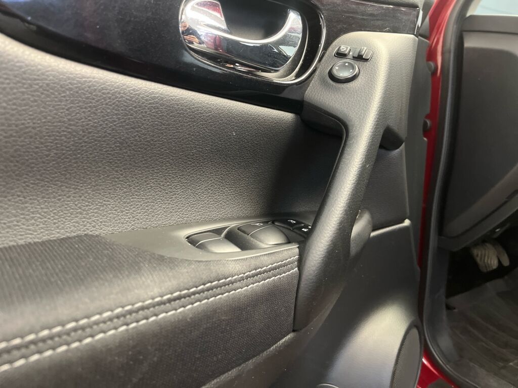 Nissan Qashqai 2016 Punainen