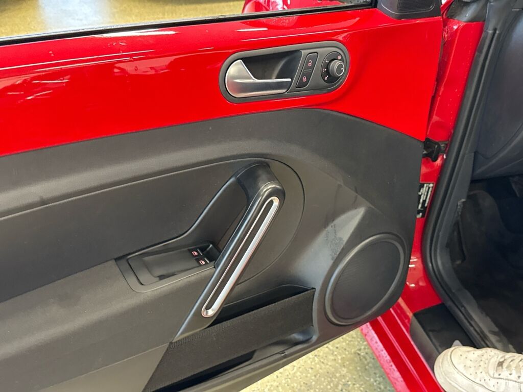 Volkswagen Beetle 2017 Punainen