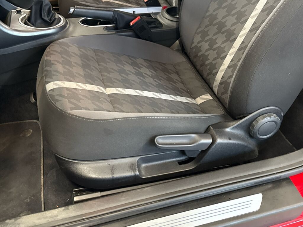 Volkswagen Beetle 2017 Punainen