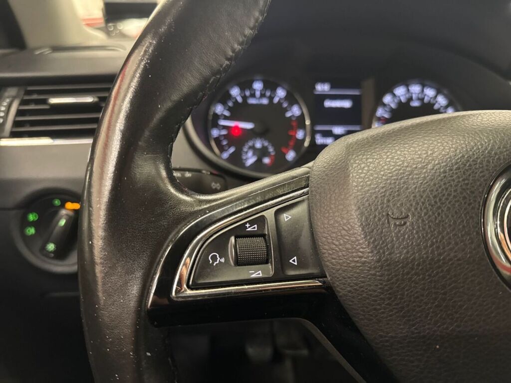 Skoda Octavia 2017 Punainen
