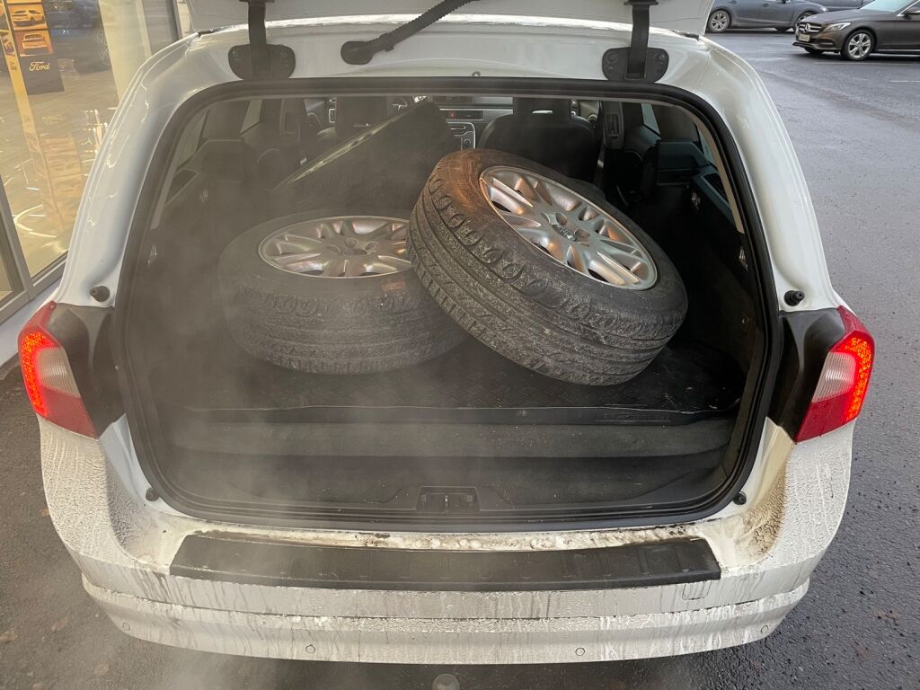 Volvo V70 2012 Valkoinen