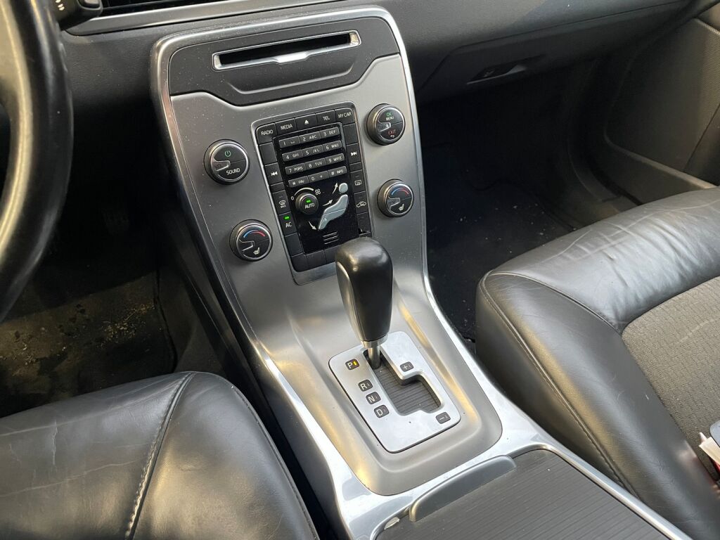 Volvo V70 2012 Valkoinen