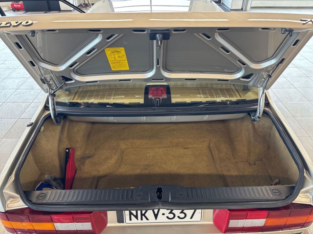 Volvo 780 1988 Ruskea (beige)