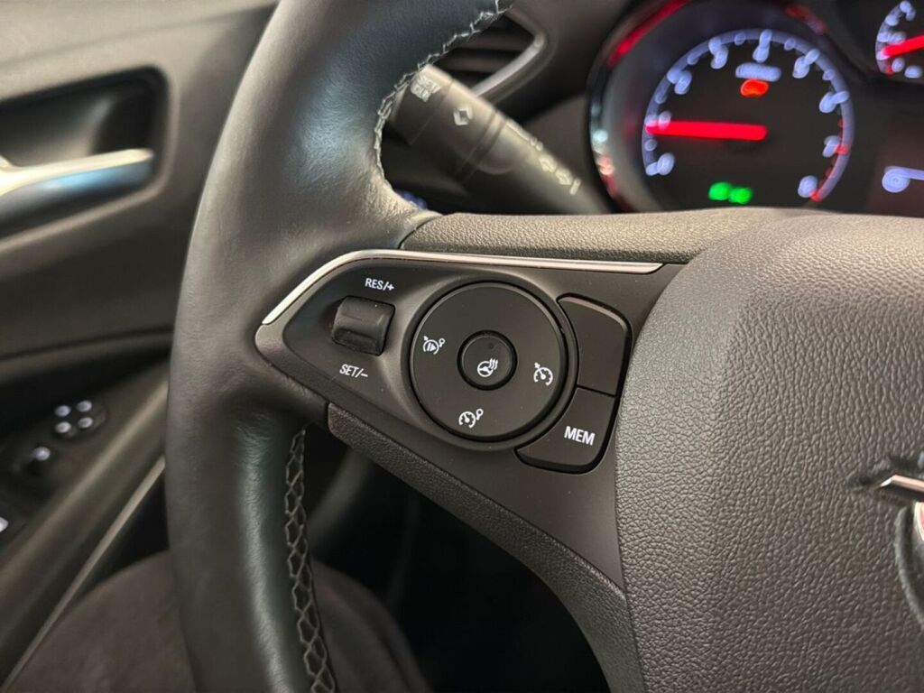 Opel Crossland X 2017 Punainen