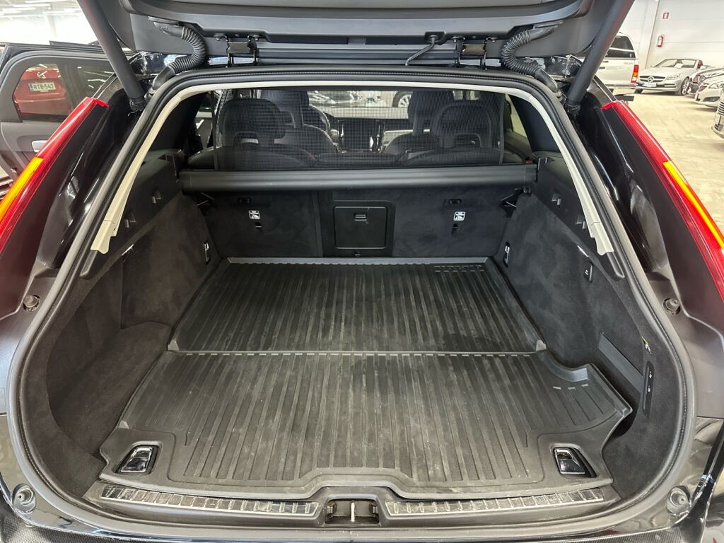 Volvo V90 2018 Musta