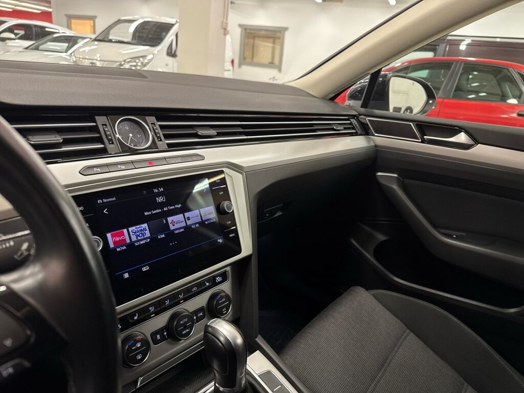 Volkswagen Passat 2018 Musta