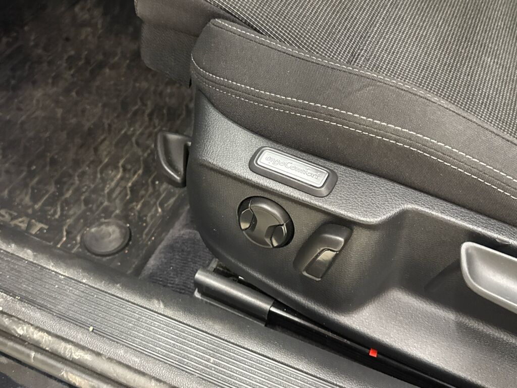 Volkswagen Passat 2018 Musta