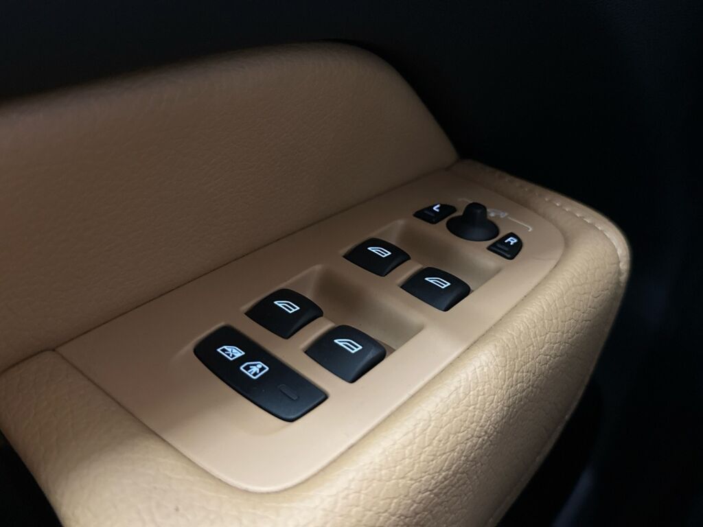 Volvo XC60 2018 Ruskea (beige)