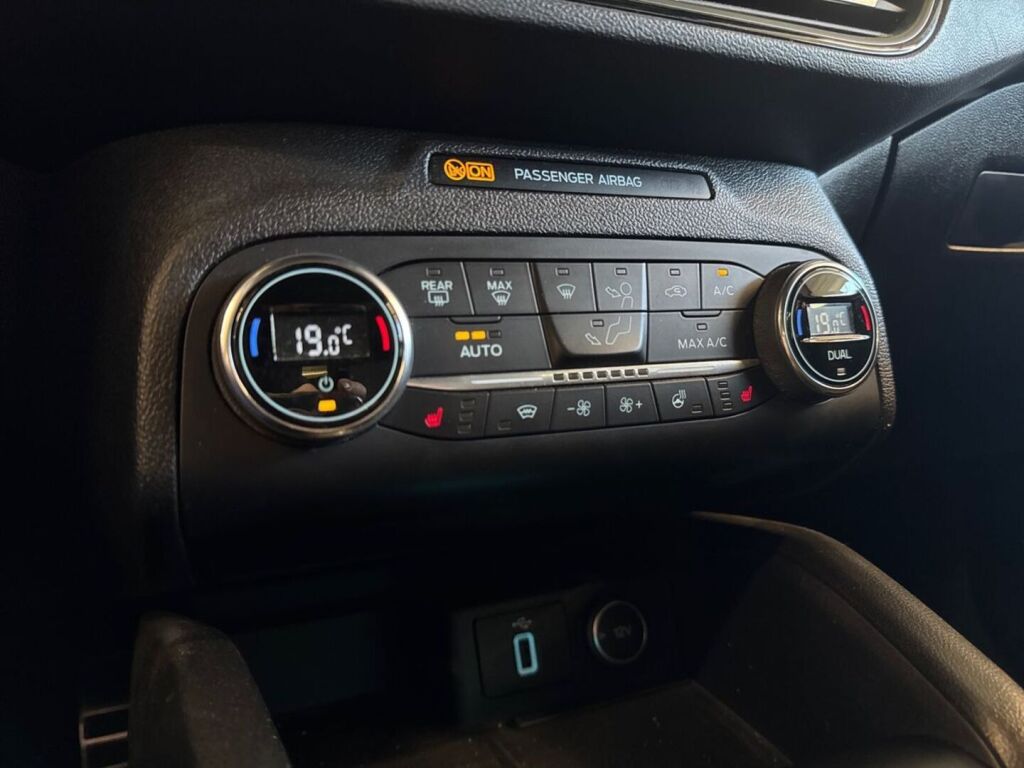 Ford Focus 2019 Punainen (Race Red)
