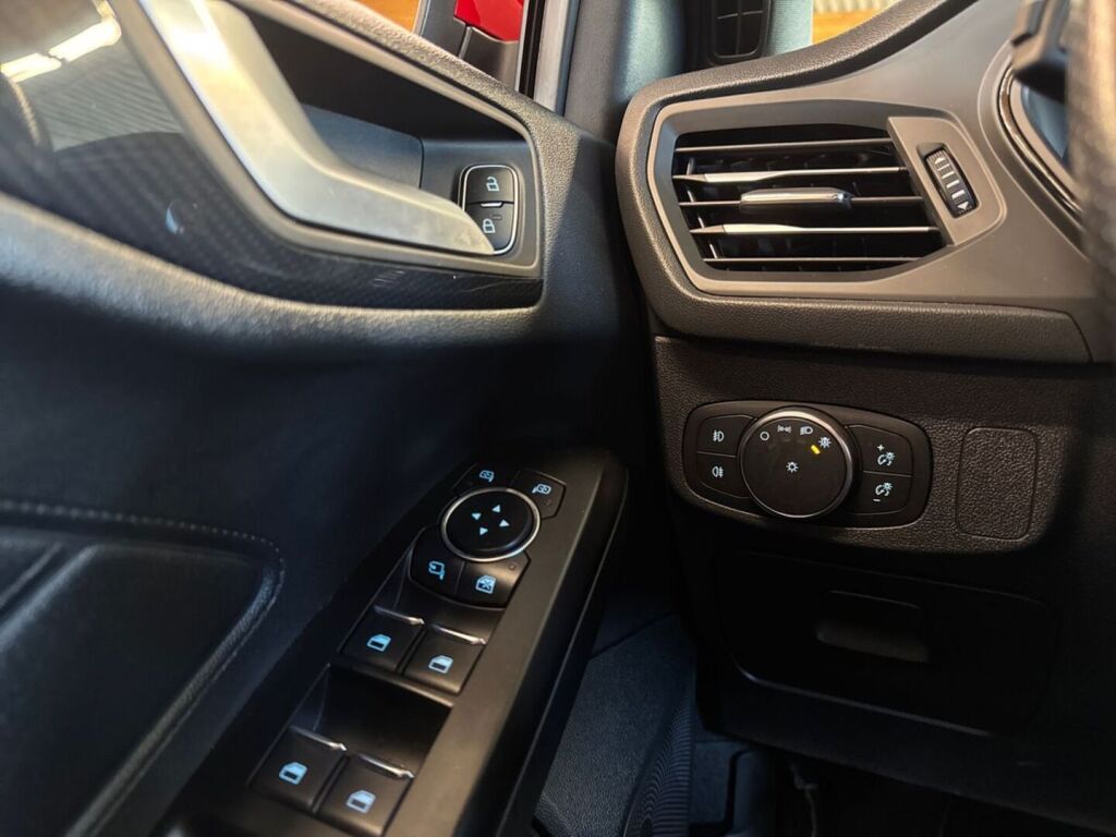 Ford Focus 2019 Punainen (Race Red)