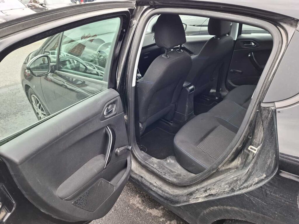 Peugeot 208 2019 Musta