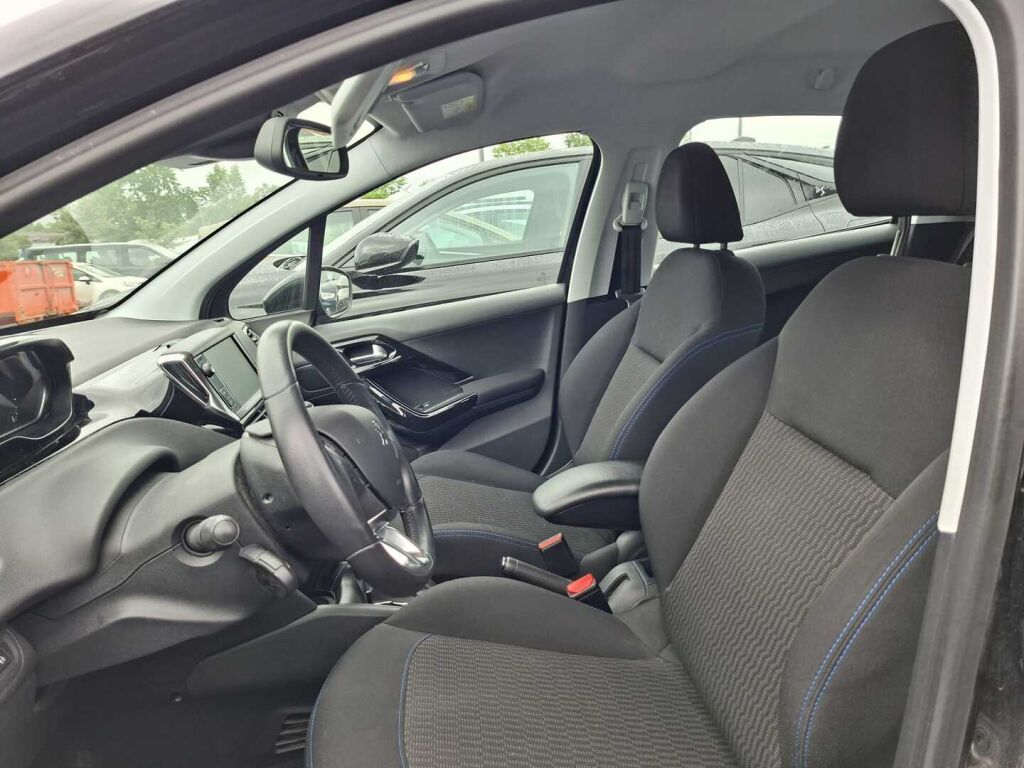 Peugeot 208 2019 Musta