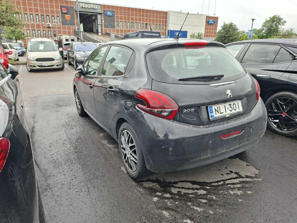 Peugeot 208 2019 Musta