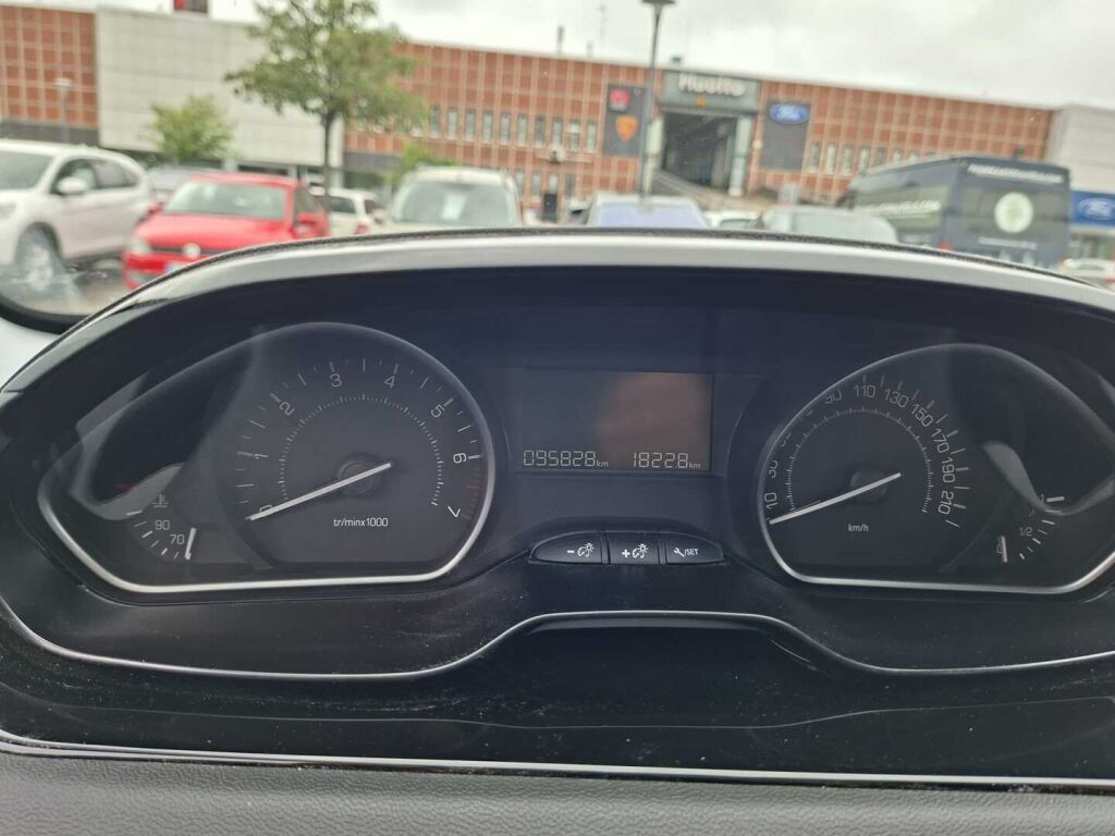 Peugeot 208 2019 Musta