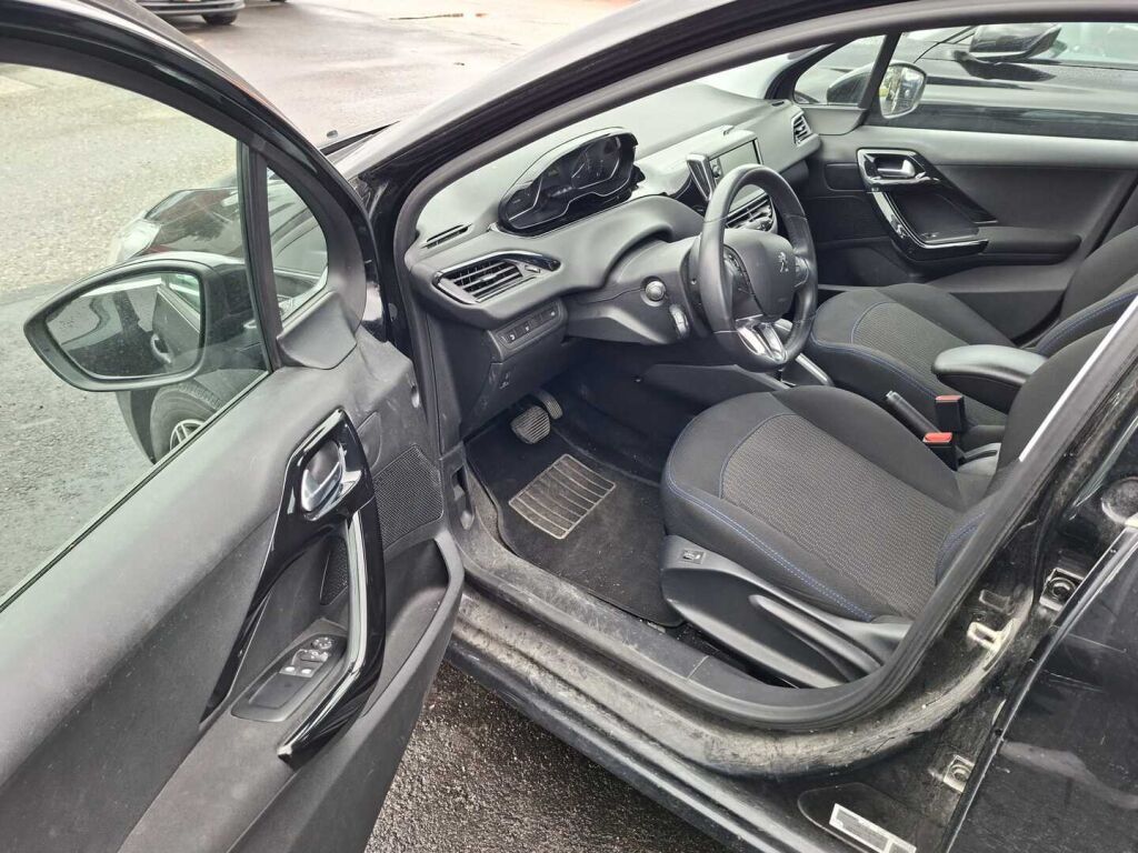 Peugeot 208 2019 Musta