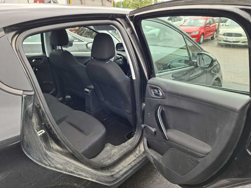 Peugeot 208 2019 Musta