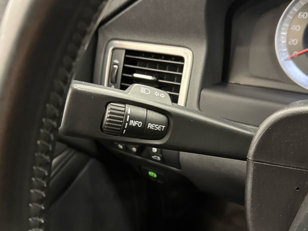 Volvo XC70 2011 Musta