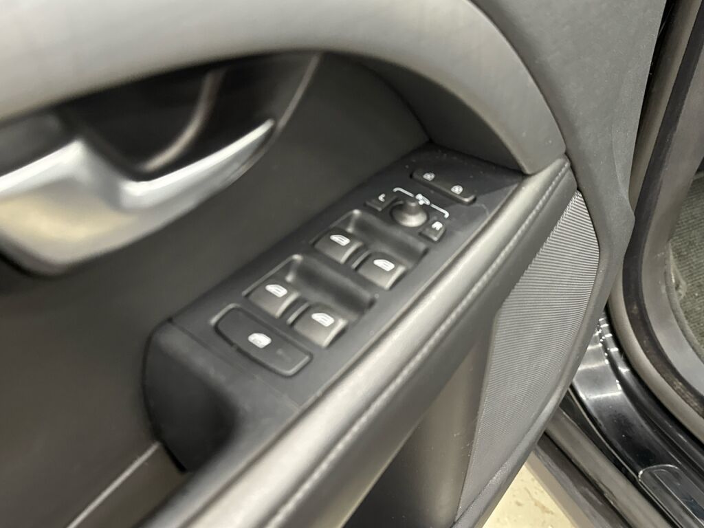 Volvo XC70 2011 Musta