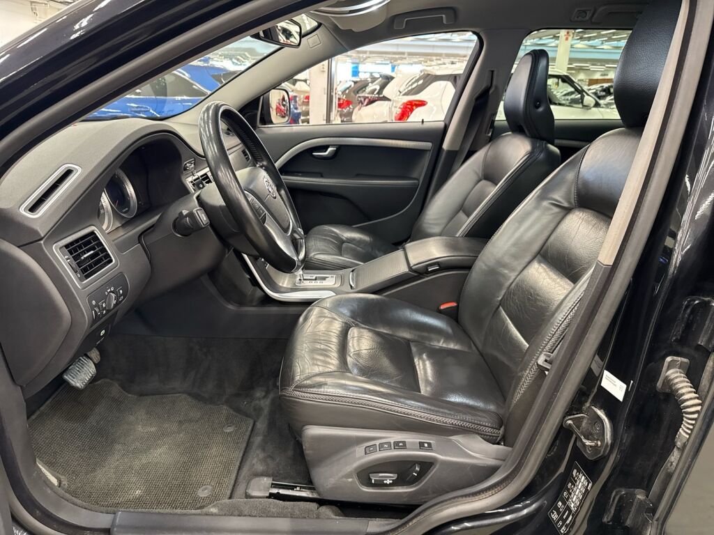 Volvo XC70 2011 Musta