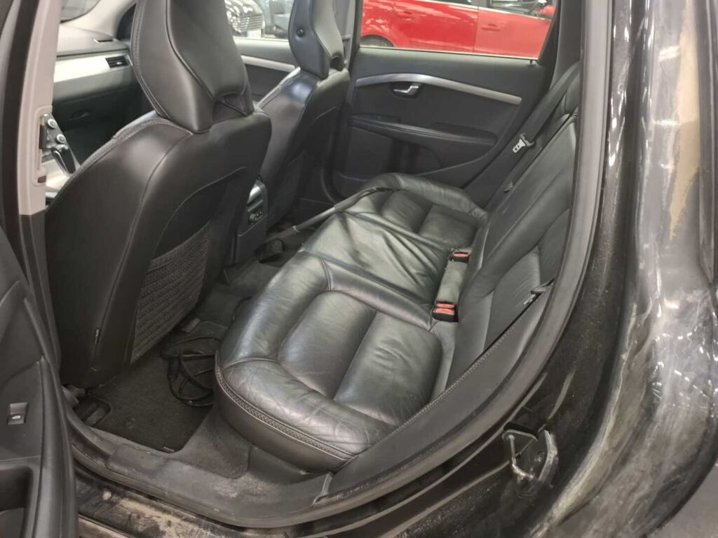 Volvo XC70 2011 Musta