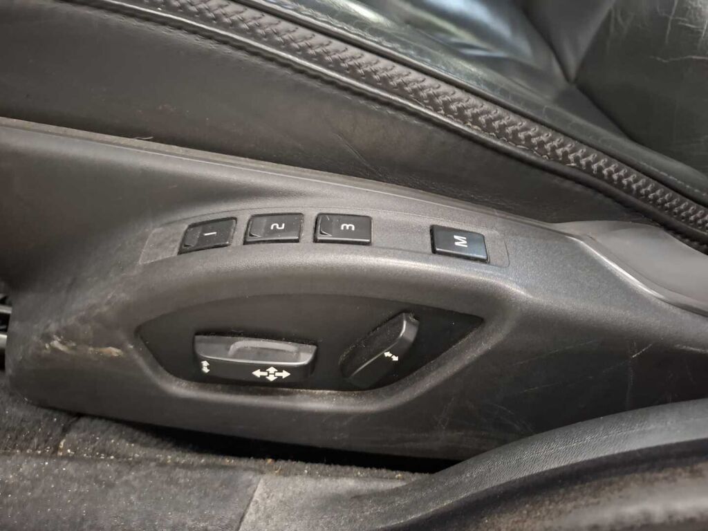 Volvo XC70 2011 Musta