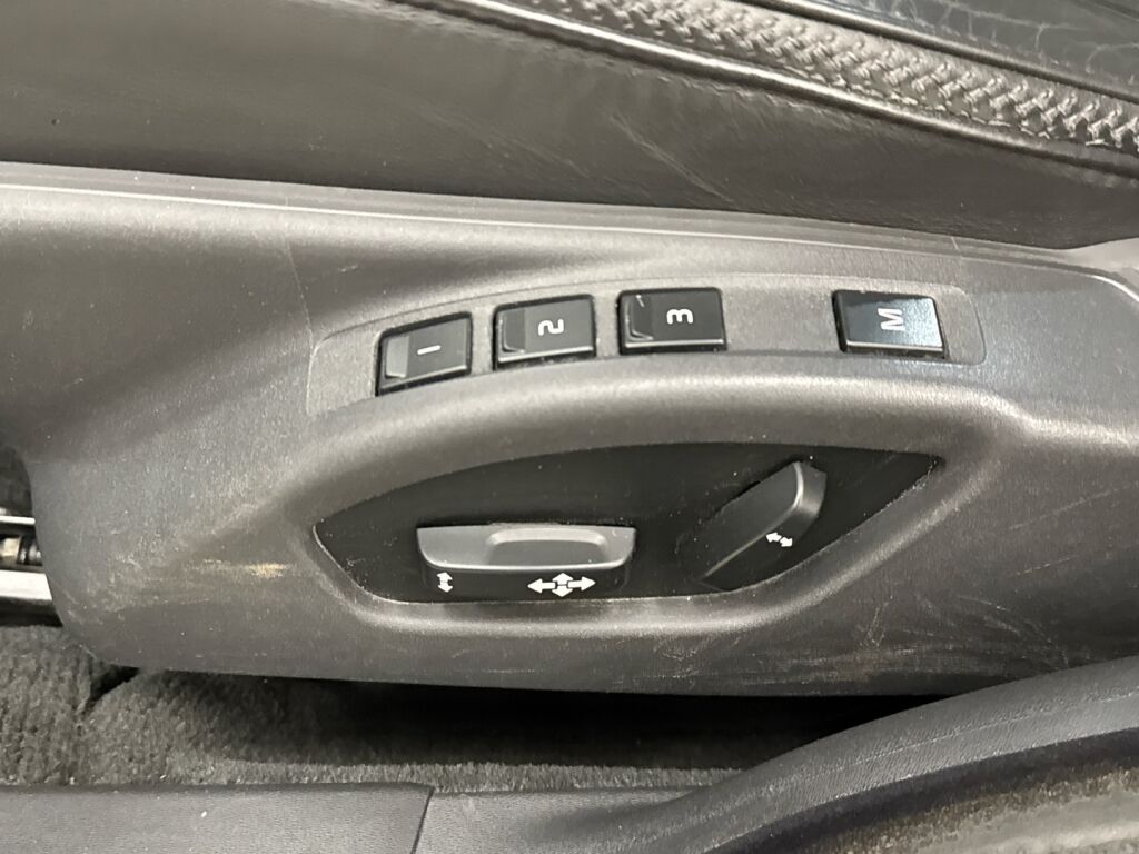 Volvo XC70 2011 Musta