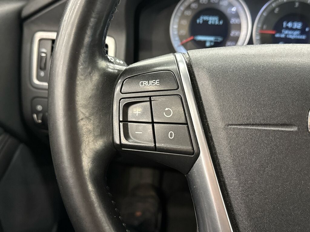 Volvo XC70 2011 Musta