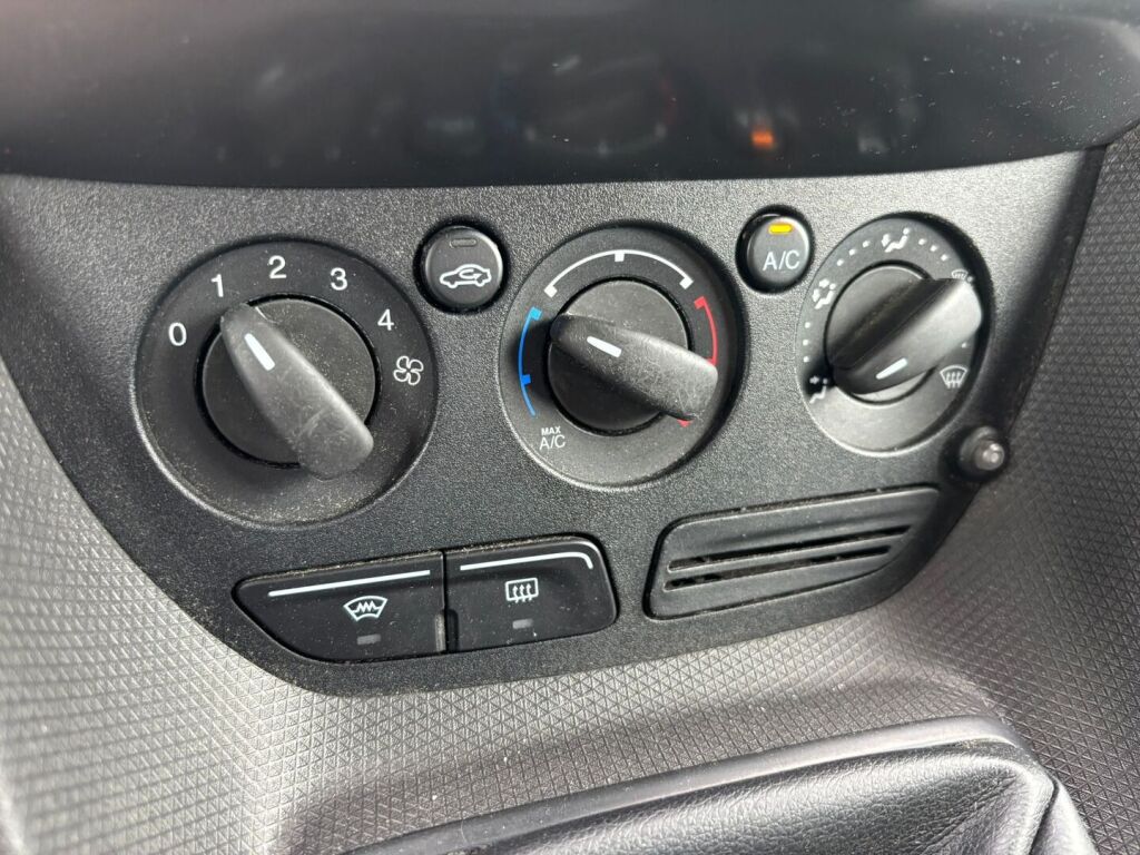 Ford Transit Connect 2015 Valkoinen