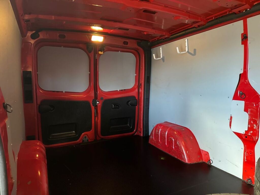 Renault Trafic 2019 Punainen