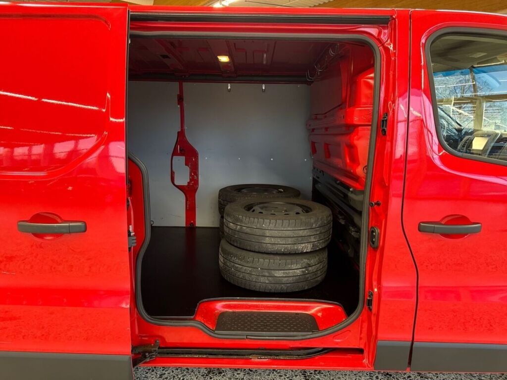 Renault Trafic 2019 Punainen