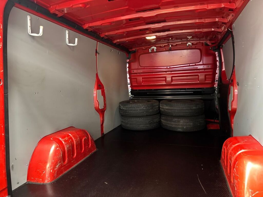 Renault Trafic 2019 Punainen