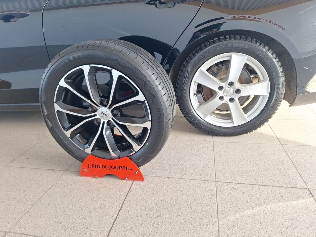 Volvo V60 2019 Musta