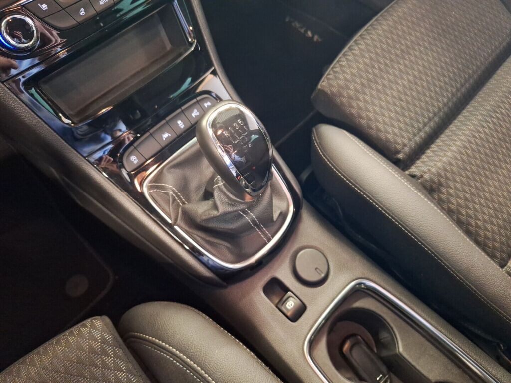 Opel Astra 2019 Musta