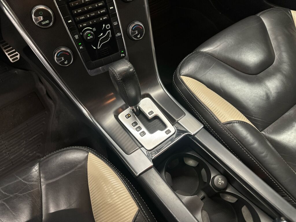 Volvo XC60 2012 Musta