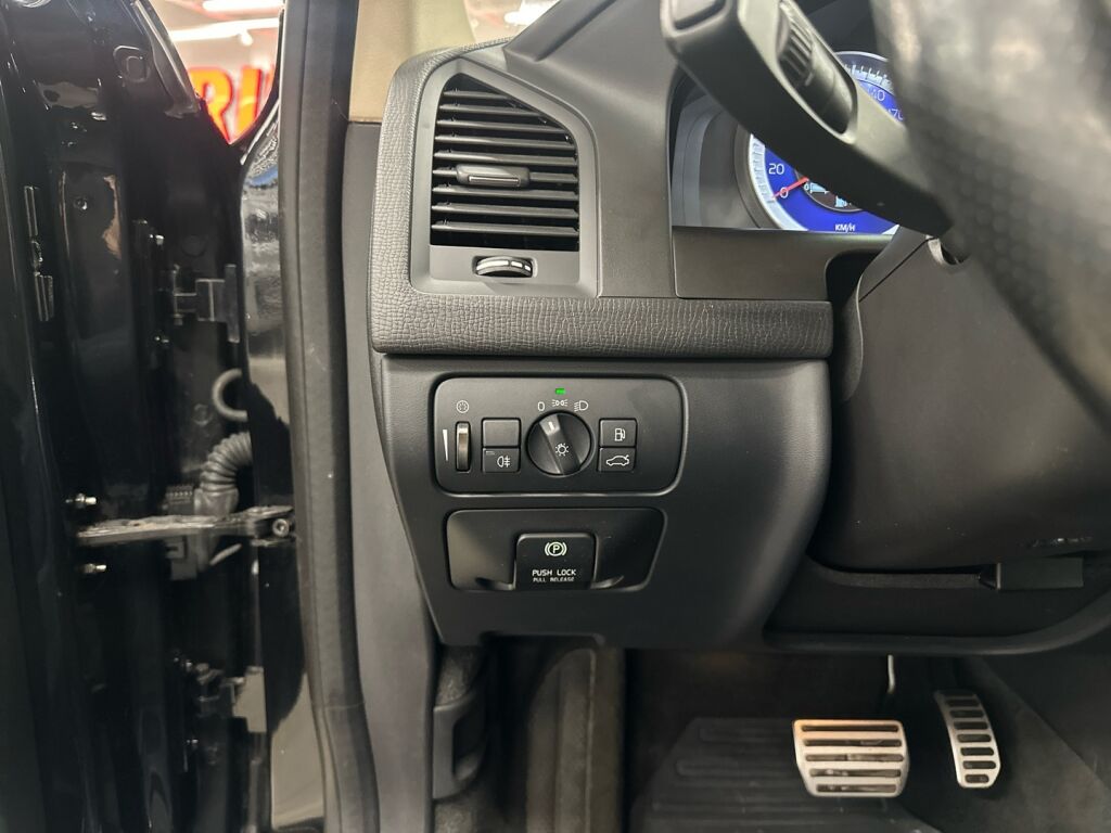 Volvo XC60 2012 Musta